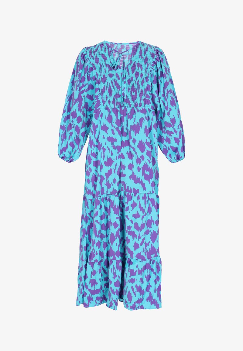 Egy hosszú, lépcsős ruha kék és lila állatmintával, smockolt felsőrésszel és puffos ujjakkal, puha, könnyű anyagból.