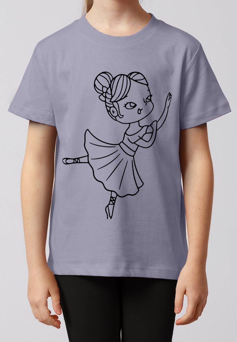 Enfant portant un t-shirt lavande avec un dessin au trait noir représentant une ballerine en milieu de pose, coiffée d'un chignon et portant un tutu.