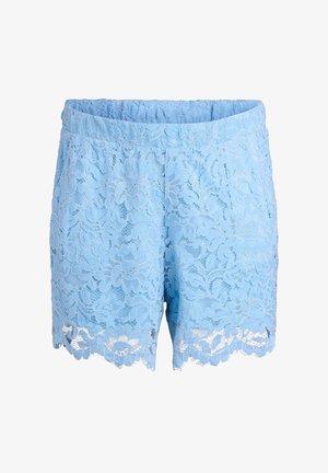 Pantalones cortos para mujer de color azul claro con superposición de encaje floral y dobladillo ondulado, cintura elástica, vista frontal sobre fondo blanco.