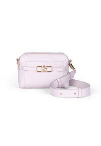 Lyserød læder crossbody taske med en glat tekstur, guld hardware og lynlås lukning. Har en frontrem detalje og justerbar rem.