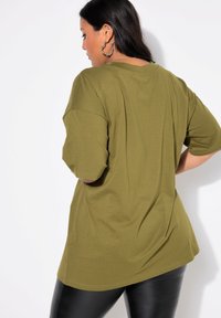 Studio Untold , OVERSIZED, STATEMENT-PRINT - T-Shirt print - dark olive