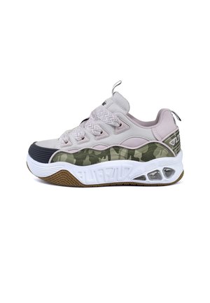 Kraftig sneaker med lyserødt overdel, camouflage mønster på mellemsålen, tyk hvid sål, store snore og en brun tekstureret ydersål.