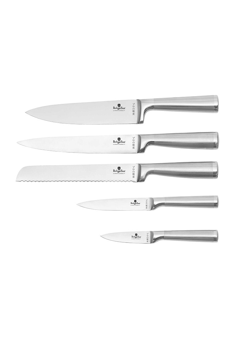 Pięć noży kuchennych ze stali nierdzewnej z srebrnymi uchwytami, o różnych długościach ostrzy i eleganckim designie. Na uchwycie widnieje logo.