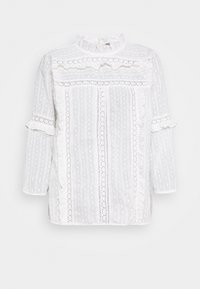 Vit långärmad blus med flerskiktig hög krage, spetsinlägg, vertikala strukturerade ränder och ryschdetaljer framtill och på ärmarna.