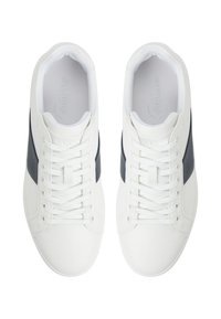 Vita lädersneakers med marinblå sidestreck, rund tå och platta snören. Texturerad yta med upphöjt logo på tungan.