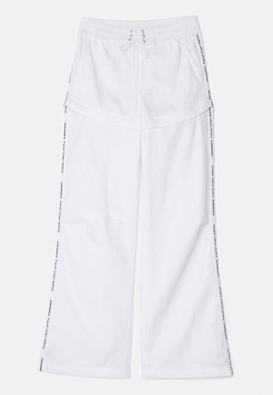 Witte wijde broek met een elastische tailleband en trekkoord. Bevat zijstrepen met tekst en heeft een relaxte, zachte textuur.