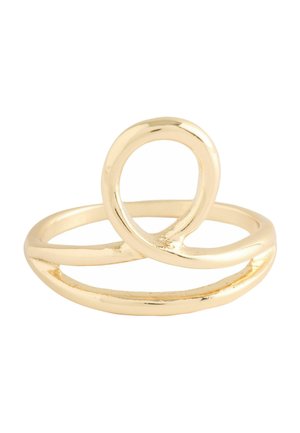 Goldfarbener Metallring mit einem modernen, abstrakten, geschlungenen Design vor weißem Hintergrund.