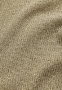 Tessuto dorato a coste con una leggera lucentezza, caratterizzato da una trama verticale e un sottile riflesso, adatto per diverse applicazioni di abbigliamento.