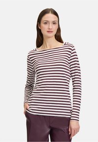 Langsleeve gestreept shirt met bordeauxrood en witte kleuren, een bootcut halslijn en een ontspannen pasvorm, gemaakt van zachte stof.