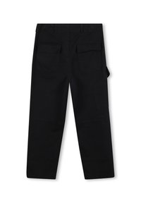 Pantalons cargo noirs avec une coupe droite, dotés de deux poches plaquées à l'arrière, fabriqués en tissu de coton robuste.