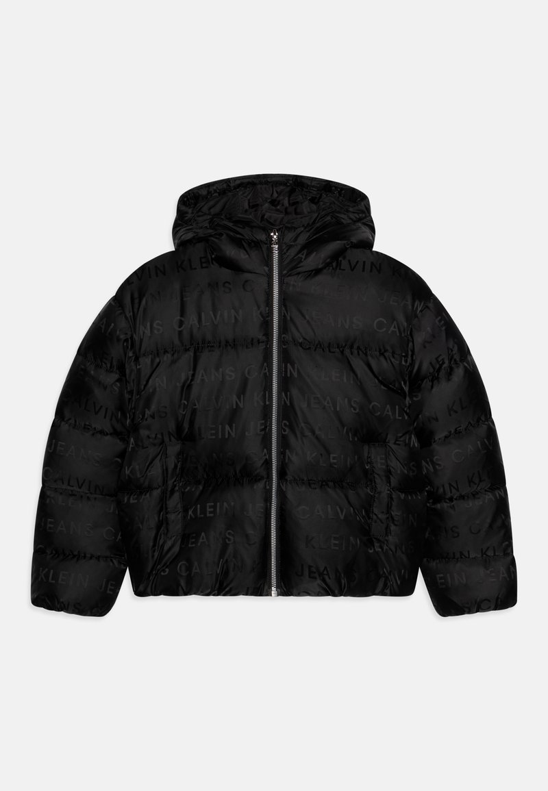 Melna pūkaina jaka ar kapuci, ar atkārtotu reljefa logotipa rakstu, priekšējā rāvējslēdzēja aizdare un elastīgas aproces, kas nodrošina pielāgotu izskatu.