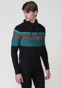 Suéter de punto con rayas en navy, verde azulado y gris, un cuello alto con cordones y un dobladillo y puños acanalados. Material texturizado.