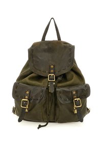 Zaino in pelle verde scuro con pattina superiore, fibbia frontale, chiusura con cordino e due tasche frontali con fibbia su sfondo bianco.