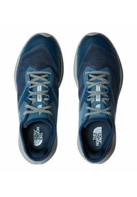 Scarpe sportive blu con tomaia in mesh testurizzato, lacci grigi e un logo sulla linguetta, dotate di suola ammortizzata e colletto imbottito.