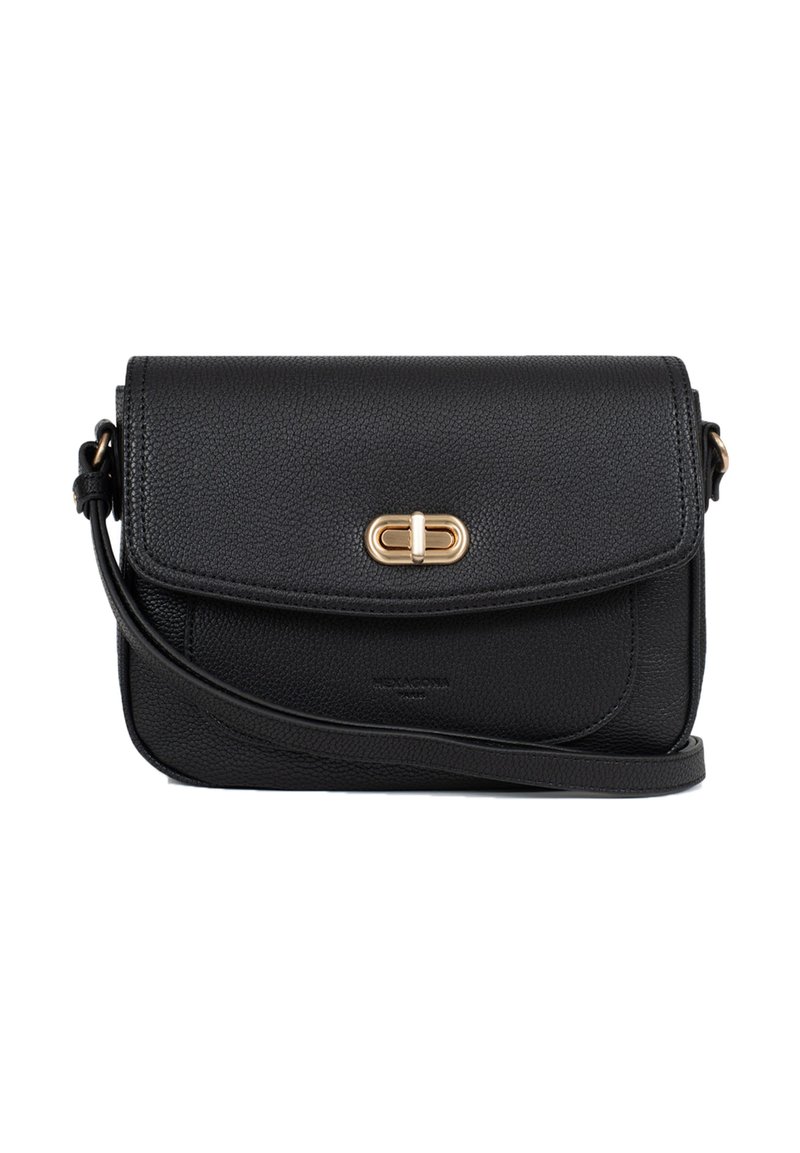 Borsa a tracolla in pelle nera con finitura texture, chiusura in metallo dorato, patta piatta e tracolla regolabile. Design semplice e funzionale.