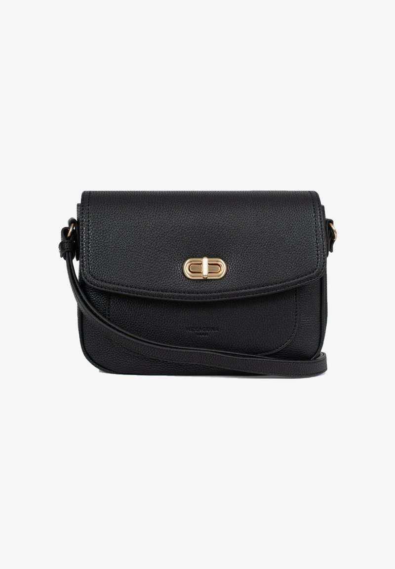 Borsa a tracolla in pelle nera con finitura texture, chiusura in metallo dorato, patta piatta e tracolla regolabile. Design semplice e funzionale.