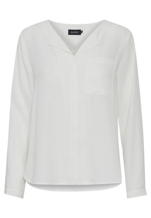 Hvit langermet bluse med V-hals, frontlomme, glatt tekstur og avrundet søm. Merkelappen "oxmo" er synlig inne i kragen.