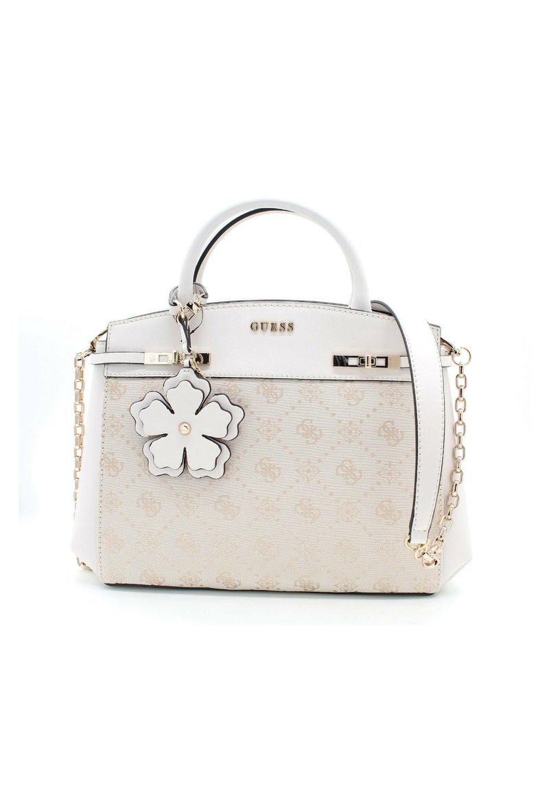 Biała torebka z teksturowanego materiału, ozdobiona kwiatowym brelokiem, złotymi akcentami i odpinanym łańcuszkiem. Nazwa marki wytłoczona z przodu.