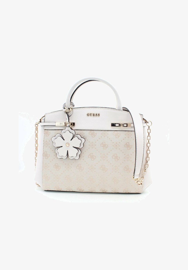 Biała torebka z teksturowanego materiału, ozdobiona kwiatowym brelokiem, złotymi akcentami i odpinanym łańcuszkiem. Nazwa marki wytłoczona z przodu.