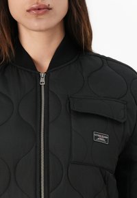 Guess Jeans QUILTED PUFFER JACKET - Bomber-jakk - jet black