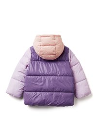 Přezka s polstrováním v odstínech levandule a růžové, s kapucí a prošívaným vzorem. Rukávy jsou ve světle fialové barvě s jemnou texturou.