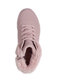 Zapatilla rosa con parte superior sintética perforada, cierre con cordones y cuello de piel sintética. Suela de goma ligeramente elevada. Detalle ajustable con hebilla.