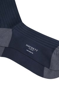 Calzini blu scuro con texture a coste, tallone e punta grigi a contrasto, e marchio "Hacket London". Presentano una costruzione della punta cucita a mano.