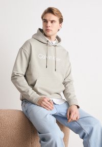 Calvin Klein HERO LOGO COMFORT HOODIE - Sportinis megztinis - london fog