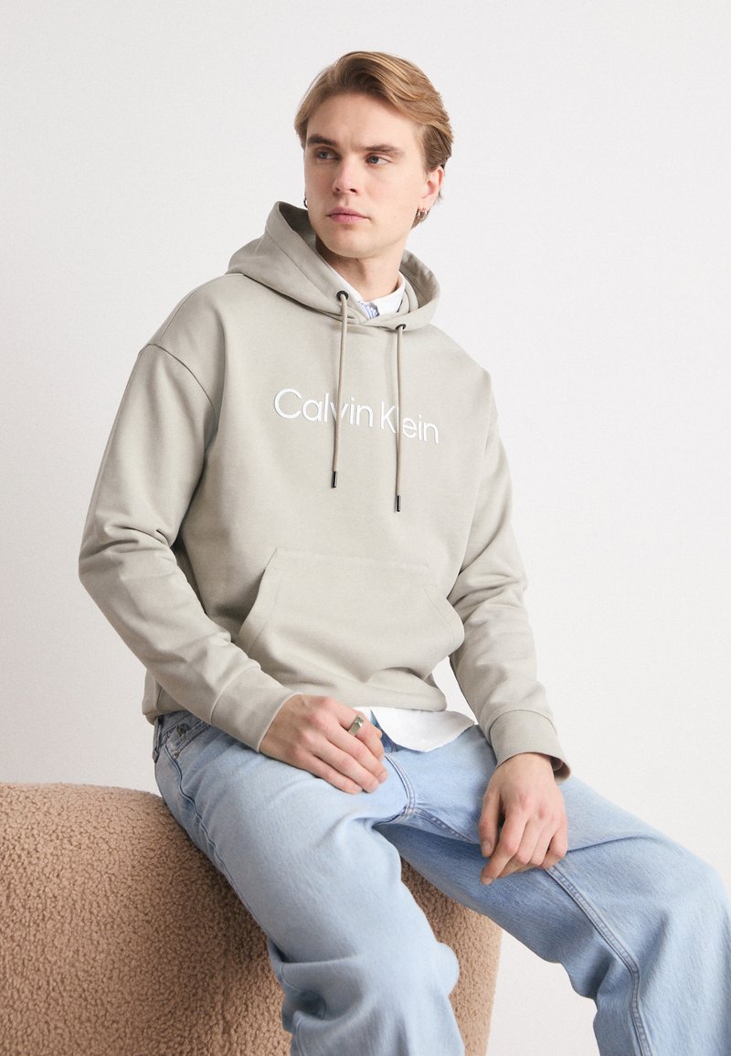 Calvin Klein - HERO LOGO COMFORT HOODIE - Sweatshirt - london fog, Vergrößern