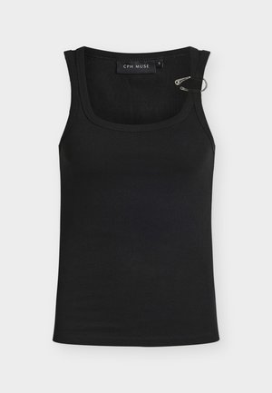 Mustast ribaga top, millel on ümar kaelus, õlal metallist detail ja sees logomärk. Pehme tekstuur.