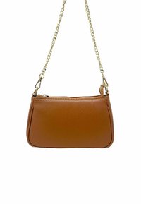 Kožená kabelka v tan barvě s texturovaným povrchem, se zipovým uzávěrem a zlatým řetízkem. Kompaktní obdélníkový tvar s zaoblenými hranami.
