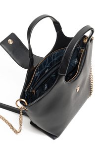 Borsa a mano nera in pelle con esterno testurizzato, ferrature dorate, due scomparti e fodera interna blu con motivo. Tracolla a catena staccabile.