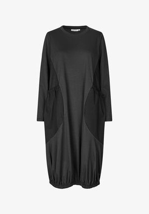 Schwarzes Langarmkleid mit gerafftem Saum und großen, geschwungenen Seitentaschen. Es hat einen runden Ausschnitt und einen lässigen Schnitt.