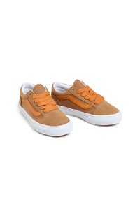 Baskets en daim tan avec lacets oranges, semelles en caoutchouc blanches et logo sur le côté en orange. Design classique bas avec col rembourré.
