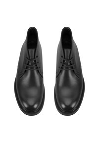 Schwarze Lederschuhe mit glatter Oberfläche, runder Zehenpartie und einem Schnürdesign mit vier Ösen. Flache Sohle mit minimaler äußerer Gestaltung.