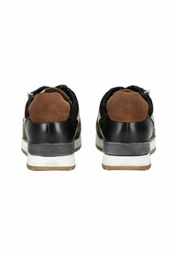 Sneaker nero e marrone con tomaia in suede e pelle, intersuola bianca e suola in gomma marrone. Presenta una parte posteriore testurizzata e rifiniture lisce.