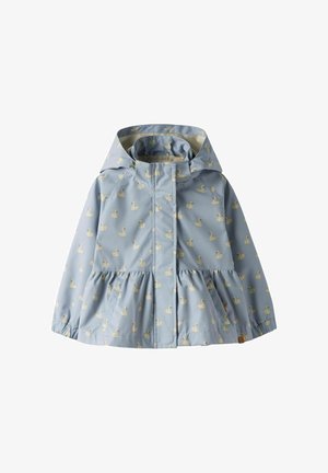 Impermeable con capucha de color azul claro con pequeños estampados blancos de cisnes y cintura fruncida, diseñado para niños.