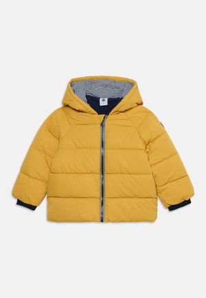 Veste rembourrée jaune pour enfants avec capuche, fermeture éclair devant, doublure intérieure rayée et poignets intérieurs noirs aux manches.