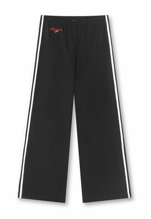 Czarne spodnie o szerokich nogawkach z białymi paskami po bokach oraz czerwonym logo "résumé" w pobliżu pasa po lewej stronie.