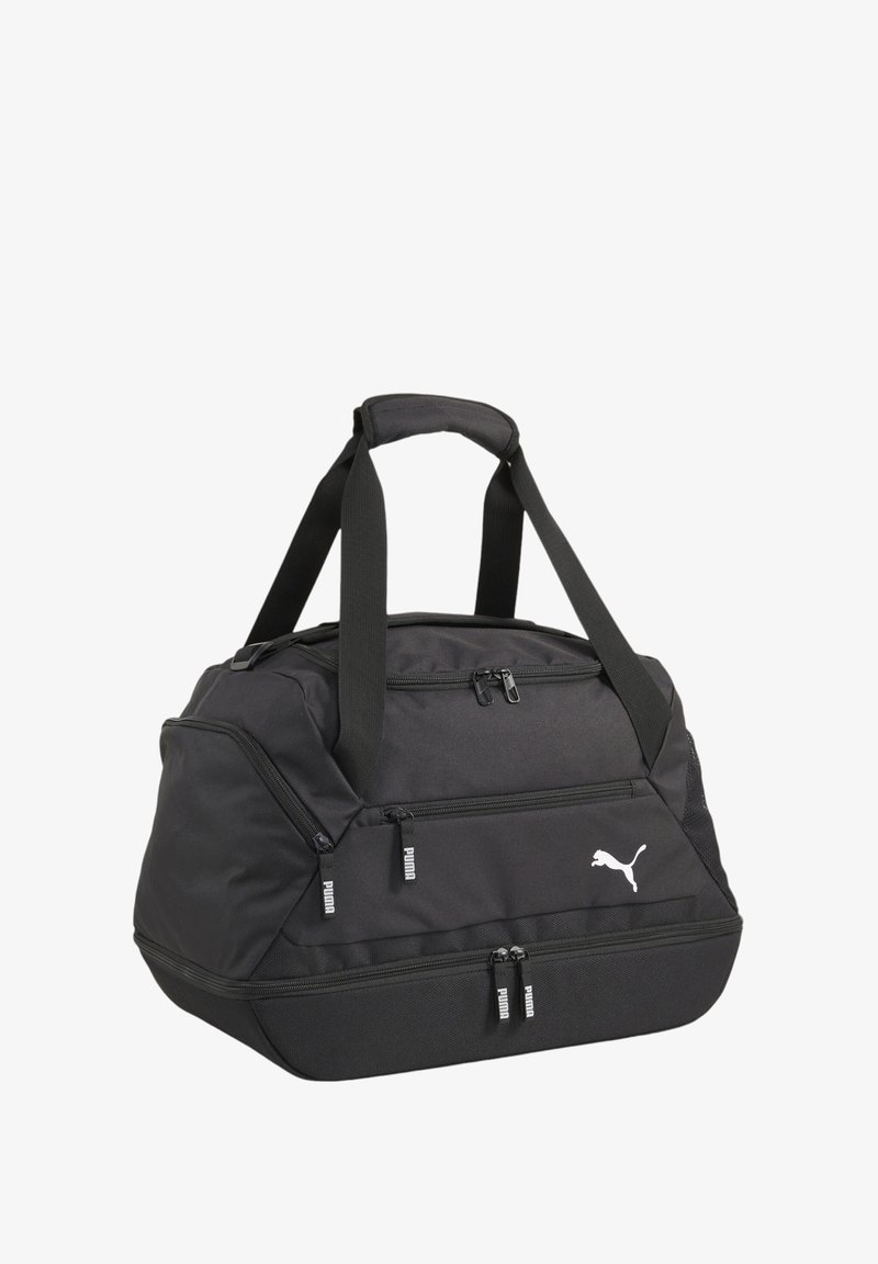 Geantă de tip duffel neagră, realizată dintr-un material durabil, având două buzunare cu fermoar, mânere rezistente și un logo alb Puma. Design spațios cu un finisaj texturat.