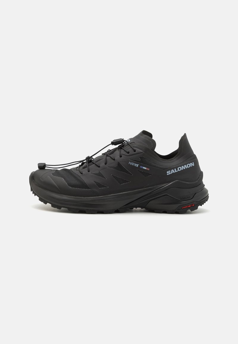 Sapatos de trail running pretos com um upper texturizado, painéis em malha e um sistema de fecho seguro. Apresenta um solado robusto para tração.