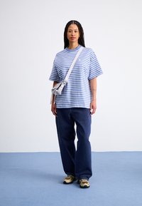 Carhartt WIP BRYNA - Tricou cu imprimeu - charm blue/white
