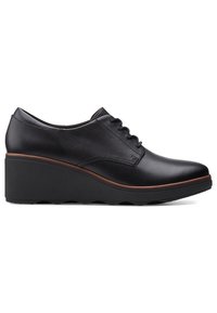 Chaussure compensée en cuir noir avec fermeture à lacets, bout arrondi et semelle légèrement texturée, vue de côté sur fond blanc.