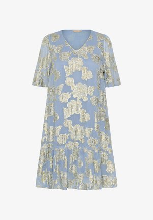 Jasnoniebieska sukienka z krótkimi rękawami, dekoltem w kształcie litery V i złotym haftem kwiatowym. Ma rozkloszowany dół i przezroczystą fakturę.