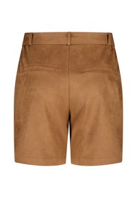 Bruine suede shorts met riemlussen en twee achterzakken, tentoongesteld tegen een witte achtergrond.