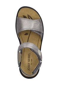 Stříbrná kožená sandál s nastavovacími popruhy, polstrovanou stélkou a černou gumovou podrážkou. Obsahuje logo a vzor listů na stélce.