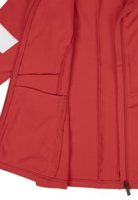 Giacca rossa con zip realizzata in tessuto morbido, dotata di due tasche frontali e strisce bianche sulle spalle. Texture liscia e design moderno.