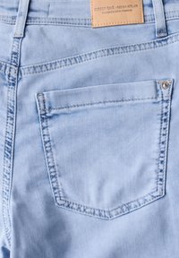 Thumbnail Image 6