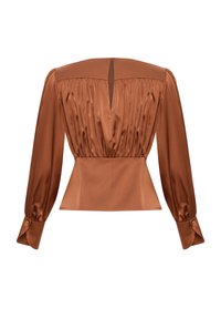 Top en satin bronze avec de longues manches bouffantes, un corps plissé et un dos en forme de trou de clé. Présente des accents de boutons sur les poignets des manches et une silhouette ajustée.