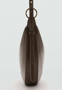 Bolso de mano de cuero marrón con una superficie texturizada, forma delgada, strap ajustable y acento de anillo de hardware dorado.